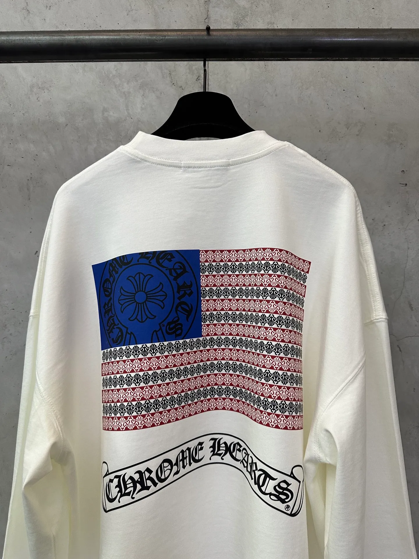 P320 Chrome Hearts 25ss Horseshoe Sanskrit flag printed round neck long-sleeved T-shirt. Fabric is high-definition, super heavyweight cotton, double yarn compact Xinjiang cotton. Weight: 320 grams. Clean cloth. Clear texture. Tight feel. Stiff. High color fastness. No deformation. No discoloration. Customized hardware. Thread. Accessories. Alignment. Same style for men and women. -Color: Black White -Size: XS S M L XL